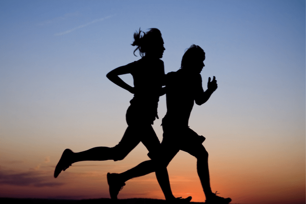 nastolatki biegaja wieczorem rano potrzebuja weglowodanow